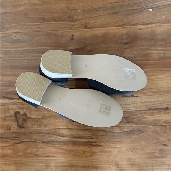 Stylish Black Women's Shoes - Picture 3 of 3